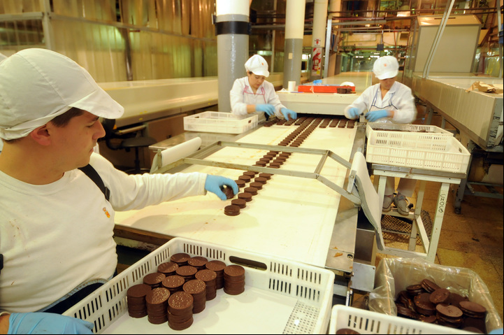 Empleados de Havanna en plena producción, en el verano de 2011. Foto Fabián Gastiarena / Archivo