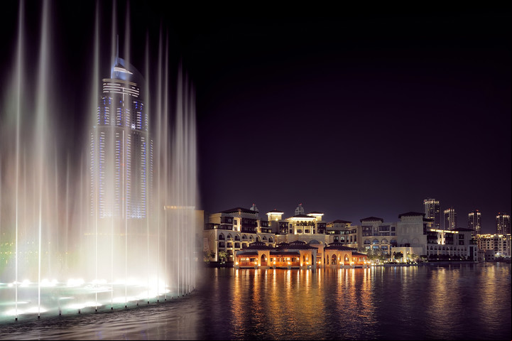 Impactante show nocturno de luces y aguas danzantes de Dubai Fountain.