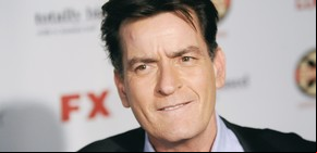 Cobraba US$2 millones por episodio y lo derrumbaron sus sombras: así está Charlie Sheen a los 59 años