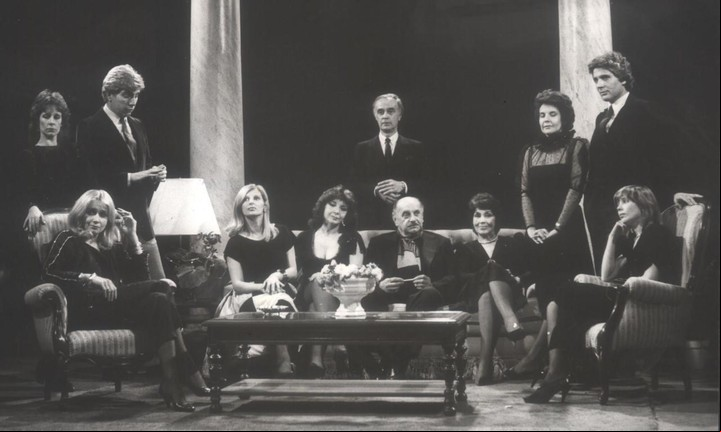 Alberto Migré, de pie, en el centro, rodeado por su elenco, como acostumbraba. Aquí en "Como somos", por Canal 11, en 1984.