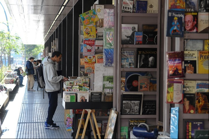 Libros. La Feria de Plaza Italia tiene 40 puestos. Hay que ir con tiempo para explorar. / Silvana Boemo