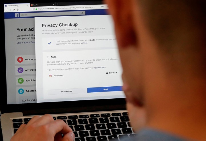 Los datos que cargamos en las plataformas pueden quedar expuestos. Foto: AP