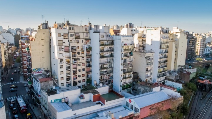 Edificios con buena ubicación pueden aprovecharla para generar ingresos con avisios publicitarios. Foto Mario Quinteros / Archivo