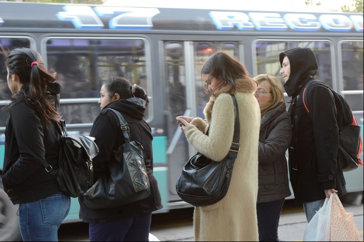 Volviendo del trabajo. Buenos Aires a la tarde. Metrobús, subte o tren./ Foto: Diego Waldmann. 