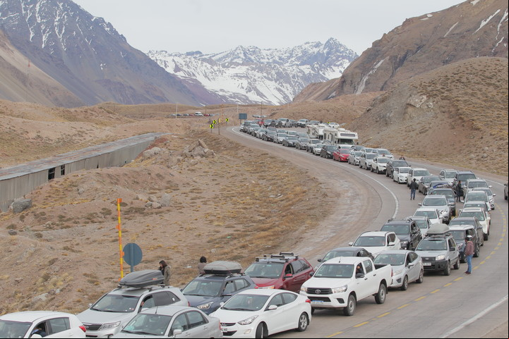 El dólar favorable y el fin de semana largo son las causas de la  invasión de turistas.

Aduana Argentina en los Horcones, Mendoza el fin de semana largo en Chile provoco el colapso de los pasos fronterizos con Argentina debido al cambio favorable 
foto Delfo Rodriguez mendoza  colas de autos chilenos para cruzar a la Argentina frontera entre chile y argentina efecto dolar los chilenos cruzan para hacer compras