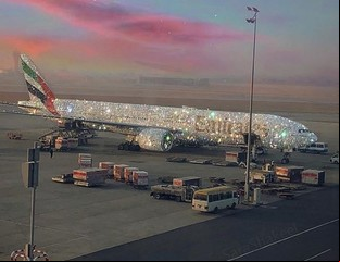 Una aerolínea de Dubái mostró su Boeing 777 cubierto de diamantes y cristales