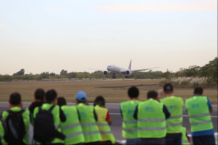 Un momento de registro: parte de los spotters con sus cámaras en alto fotografiando los movimientos de un avión. (AA2000)