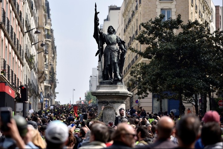 Manifestación de los sindicatos galos y de los "chalecos amarillos" para conmemorar el Día Internacional de los Trabajadores, a su paso por la estatua de Juana de Arco,
en París (Francia). EFE/JULIEN DE ROSA