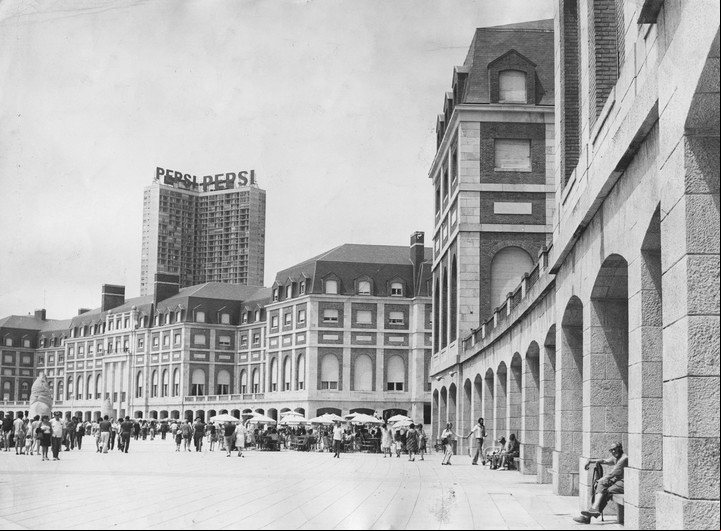 Mar del Plata Rambla Casino 1974. / Archivo Clarín