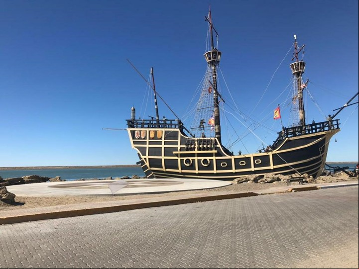 La espectacular réplica, en Puerto San Julián, de la Nao Victoria, que ancló en el lugar con la expedición de Fernando de Magallanes (Turismo San Julián).