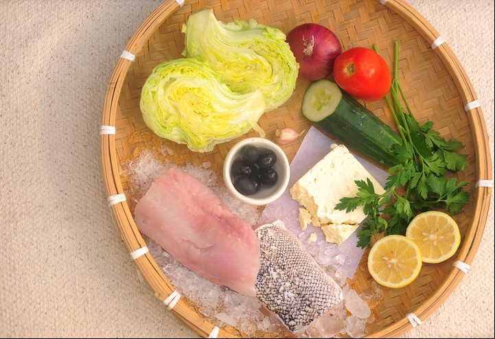Receta de pesacdo grillado con ensalada griega por Narda Lepes (Clarín)