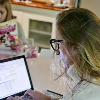 Cambiar de trabajo después de los 40: cómo ingresar al mundo tecnológico y ganar sueldos en dólares