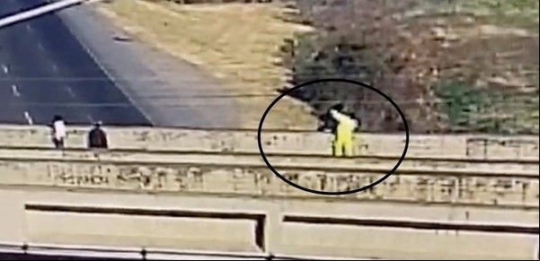 Video: dos operarios de la Ceamse evitan un suicidio en plena autopista