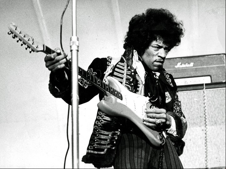 Jimi Hendrix hizo una versión deforme del "Wild Thing" en el Monterey Pop, un recital delante de 200 mil personas. Foto: AFP