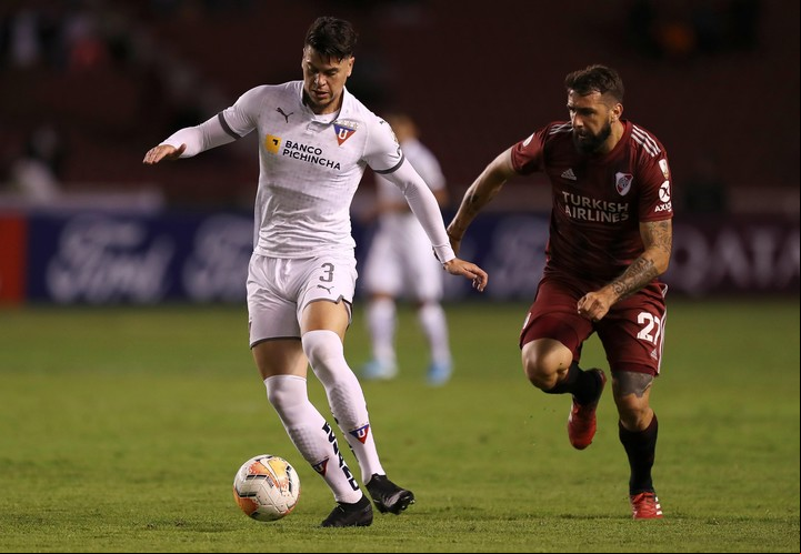 Carlos Rodríguez y Lucas Pratto, en el duelo en Quito entre Liga y River.
Foto EFE