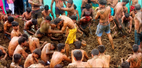 La rara fiesta de un pueblo: batalla de excrementos de vaca