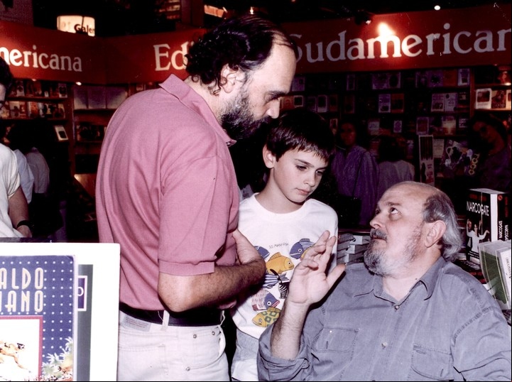 Osvaldo Soriano escribió:  “Maradona es el gran relato de este país. Un gran relato que todavía no terminó(...)  Por eso no cuenten conmigo para crucificar a Diego”." El recordado autor, junto a  Fontanarrosa en una Feria del Libro. Foto: Archivo