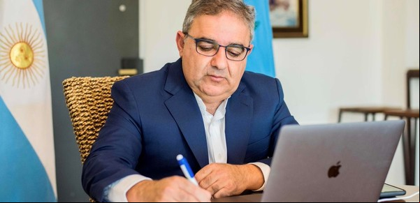 "Me gustaría que nos visite Milei": el anhelo del primer gobernador peronista que se sumó al plan dólares en el colchón
