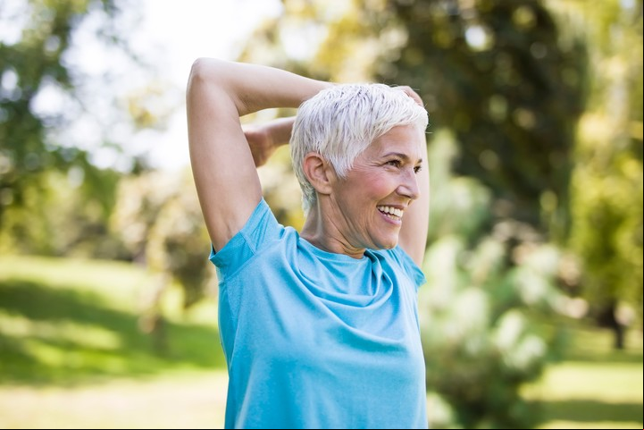 Estiramiento de triceps. El brazo por encima de la cabeza. Espalda./ Foto: Shutterstock.