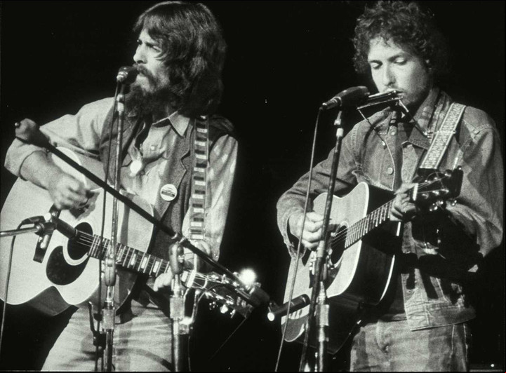 Aunque Dylan cortó con la imagen del cantante "político", no dejó de aportar a causas contra el hambre y la pobreza como el Concert for Bangladesh, organizado en 1971 por George Harrison, con quien luego compartiría The Traveling Wilburys. Foto Archive Background
