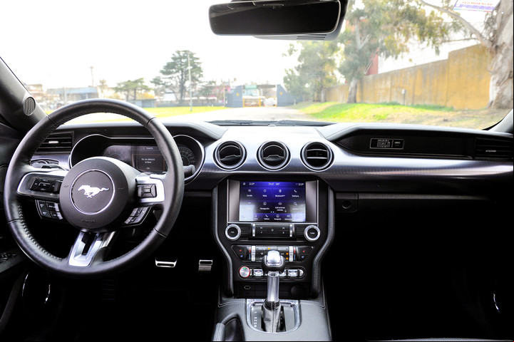 El interior del Ford Mustang Mach 1 no cambia demasiado respecto de la versión GT. Foto Maxi Failla
