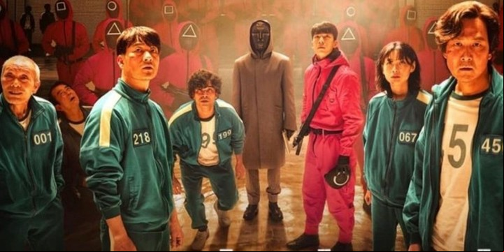 O Yeong-su, el primero desde la izquierda, con el elenco de "El juego del calamar".