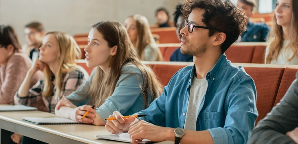 Lanzan becas para estudiar inglés en EE.UU. 2025 con pasaje y vivienda incluidos: cómo inscribirse