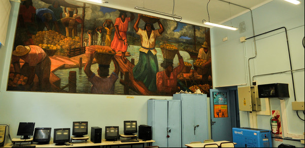 La escuela-museo que donó Quinquela Martín y que hoy recupera el color de sus murales