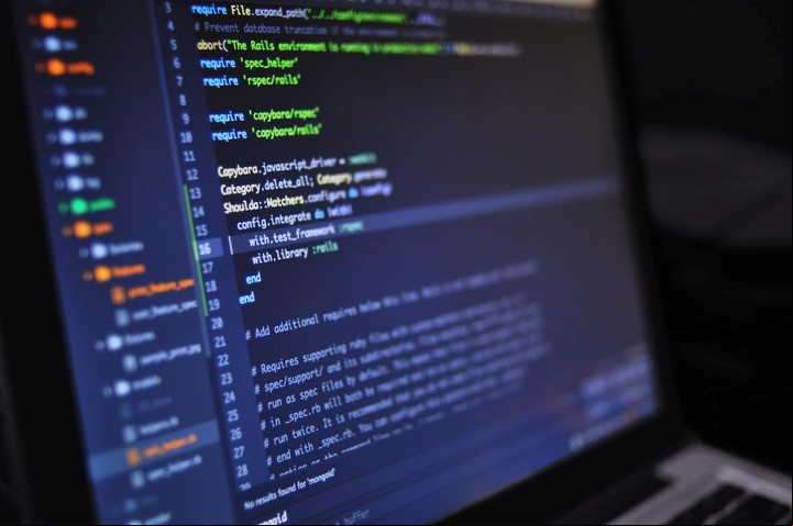 GNU/Linux presenta distintas distribuciones de código abierto. Foto Pexels