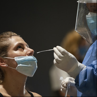 Tercera ola: revelan que la infección por Ómicron protegería contra Delta