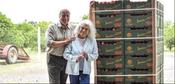 Mónica y César, premiados por haber cultivado el "durazno de oro"