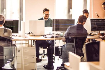 Trabajar en tecnología: lanzan un portal para jóvenes que buscan su primer empleo en el sector
