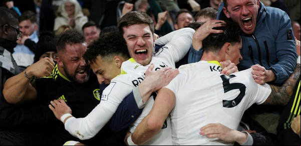 Leeds United, sin Bielsa, volvió a ganar luego de una épica remontada ante Wolverhampton