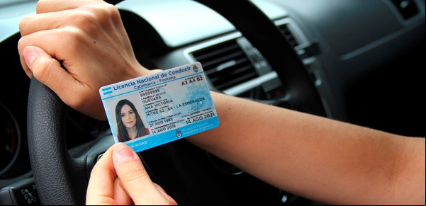 Cambia la licencia de conducir: ahora sin vencimiento y más restricciones por infracción