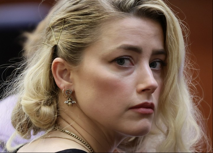 Así estaba Amber Heard antes de escuchar el veredicto del Jurado este miércoles, 1º de junio. Foto EFE