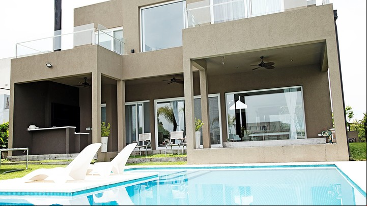 En diseño, la tendencia es integrar los espejos de agua a la arquitectura de la casa.