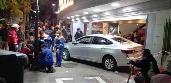 Un auto se incrustó en un teatro de Mendoza donde actuaban Soledad Silveyra y Verónica Llinás: hay 23 heridos