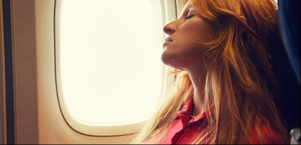 Claves para descansar y dormir mejor en el avión