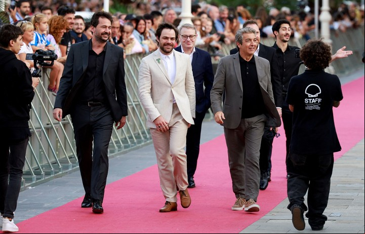 ... Y así seguía. Mitre, Lanzani y Darin arriban a la gala de "Argentina 1985" en el Festival de San Sebastián, el 18 de septiembre. Reuter