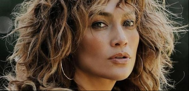 Jennifer López a lo Pamela Anderson: el look perfecto para conmemorar los 90