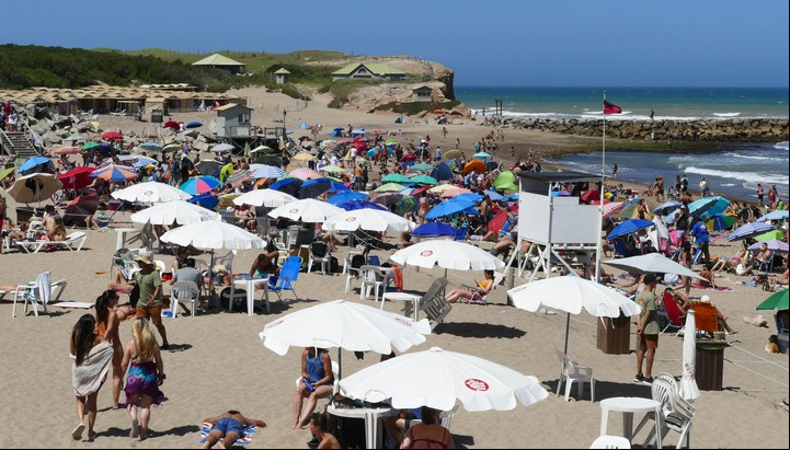 Playa Roja, uno de los balnearios de la Chapalal ahora de moda. Foto Marcelo Carroll / Archivo