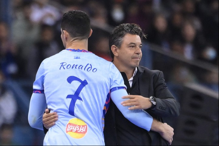 La buena relación entre Cristiano y Gallardo quedó en evidencia durante el paso del Muñeco por Arabia Saudita. Foto: FRANCK FIFE / AFP.