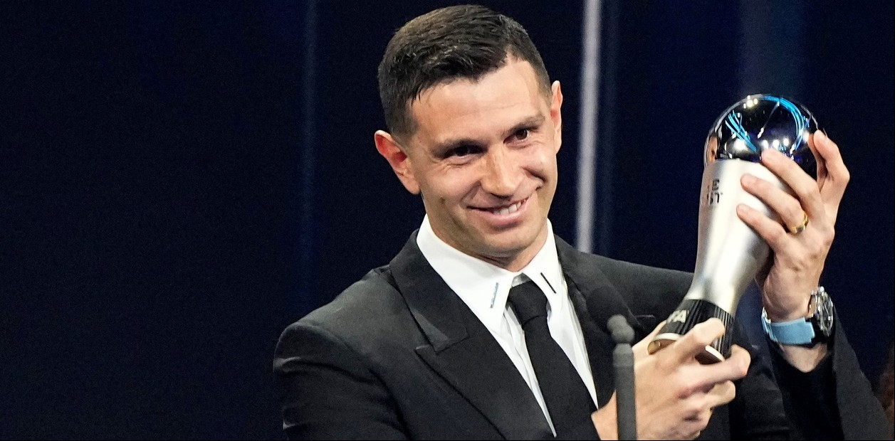 Emiliano 'Dibu' Martínez arrasó en The Best: es el primero en ganar dos veces como mejor arquero; Messi y Scaloni perdieron con Vinicius y Ancelotti