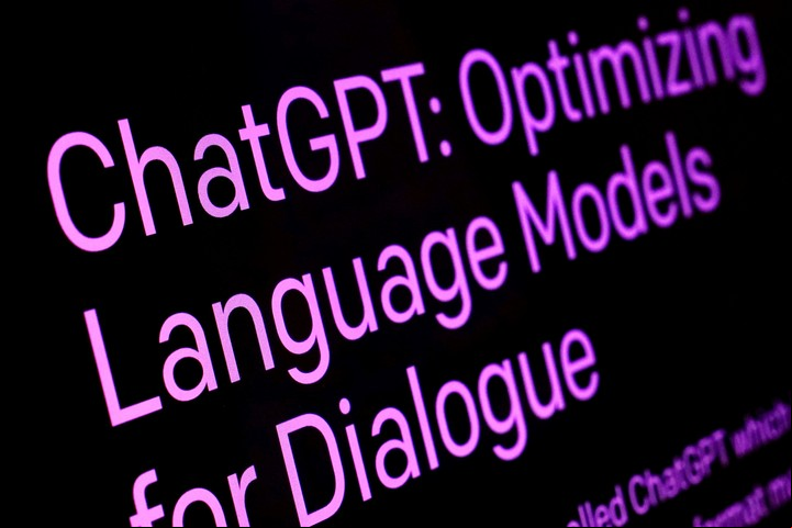 Archivo - Foto tomada a la pantalla de una computadora que muestra el texto de la página ChatGPT en el sitio web de OpenAI, el 2 de febrero de 2023 en Nueva York.(AP Foto/Richard Drew, Archivo)