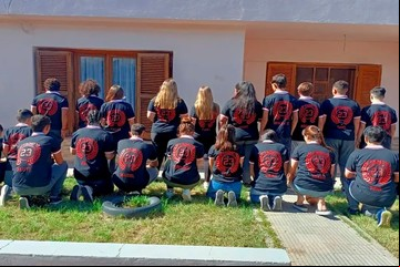 El conmovedor homenaje de un grupo de egresados a un compañero que murió cuando tenía 6 años : "En ellos veo a mi hijo"