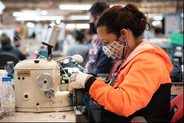 La fabricante de las zapatillas Nike y Umbro prevé suspender personal por falta de insumos
