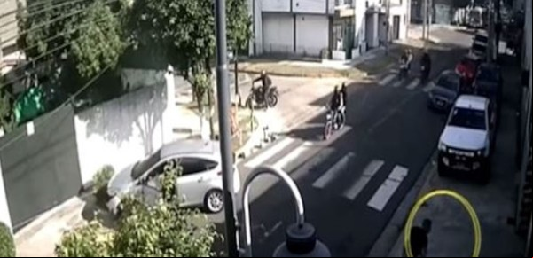 Video: siete motochorros rodearon un auto, atacaron a un hombre y le robaron una mochila