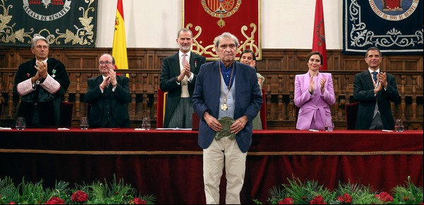 El poeta venezolano Rafael Cadenas recibió el Premio Cervantes de Literatura