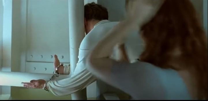 Cuando cambia el plano, Jack no tiene puestos los tirantes.
