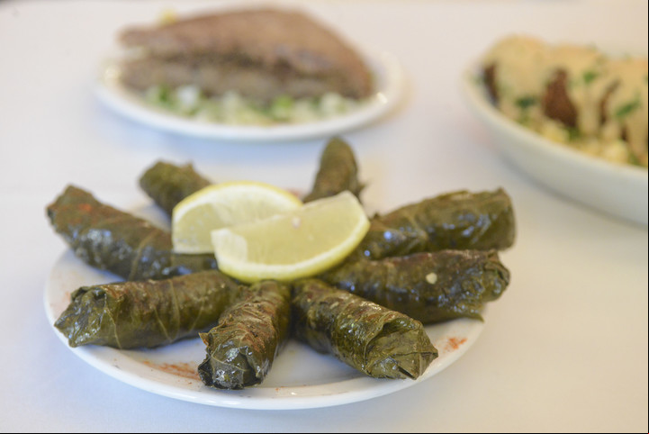 Hojas de parra rellenas, otro de los clásicos. Foto Constanza Niscovolos -